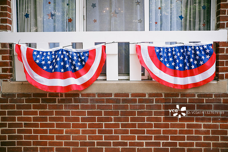 窗户栏杆上挂着美国国旗图片素材