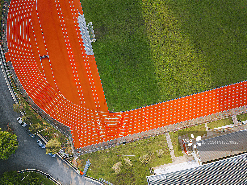 正上方无人机的观点编号起跑线所有天气田径体育场上午图片素材