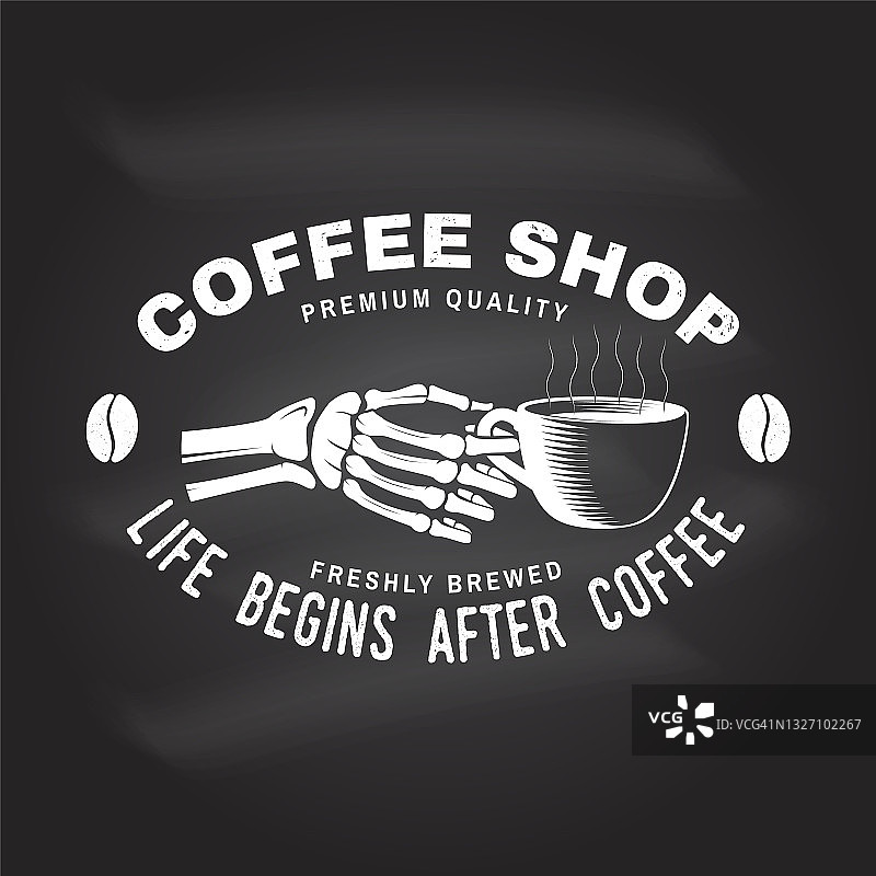 咖啡店标识，标牌模板在黑板上。生活始于咖啡。向量设计与咖啡杯在骷髅手剪影。为餐厅，咖啡馆，酒吧，包装菜单模板图片素材