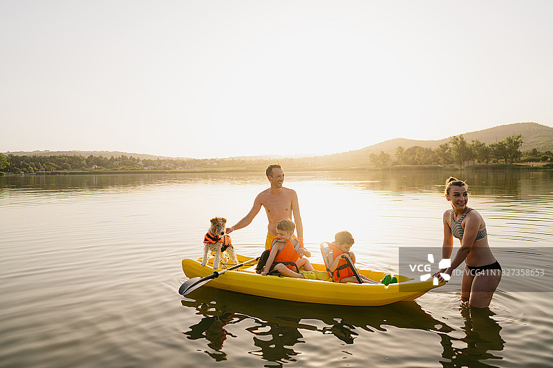 一家人在湖上划皮艇图片素材