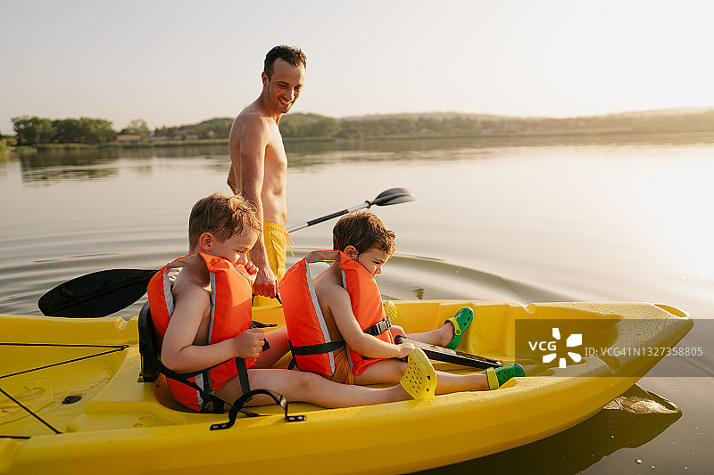 父亲和儿子在湖上划皮艇图片素材