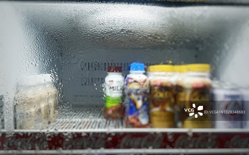 水瓶放在冰箱的玻璃杯里图片素材