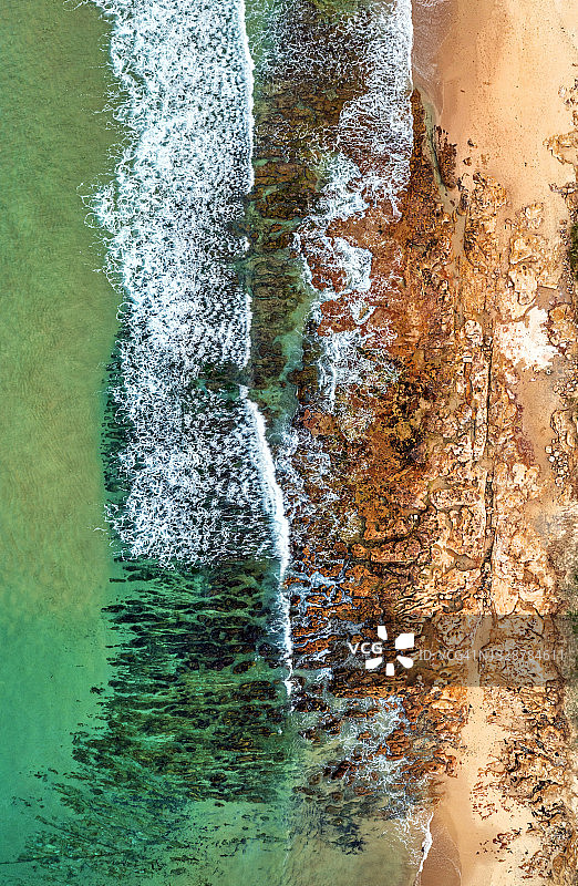 海浪在岩石海岸鸟瞰图，澳大利亚图片素材