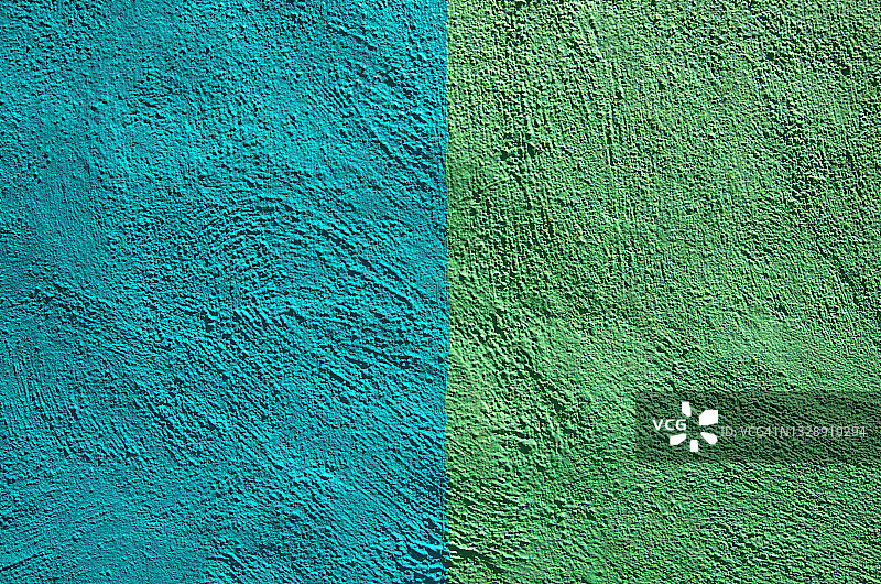 凹凸不平的灰泥墙涂成半淡蓝色，半淡绿色图片素材