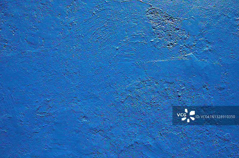 凹凸不平的灰泥墙漆成深蓝色图片素材