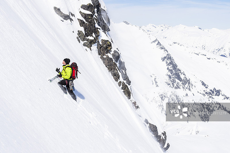 偏远地区的滑雪者攀登积雪的山坡图片素材