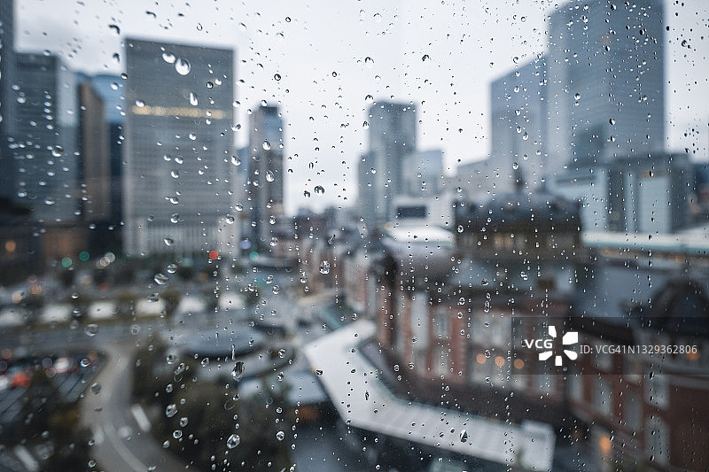 雨滴落在东京站，东京图片素材