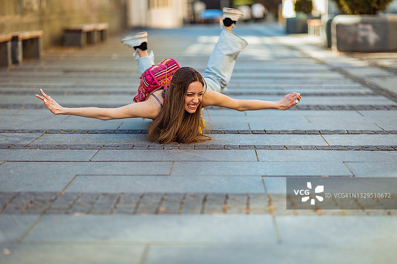 在城市里玩滑板的年轻女子图片素材