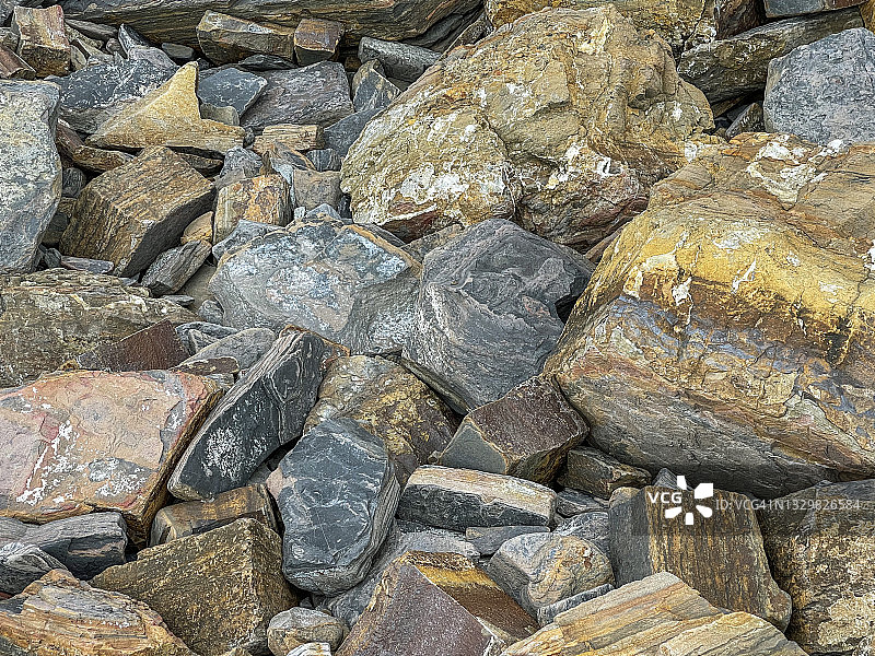有被侵蚀的悬崖和巨石的岩石海滩图片素材