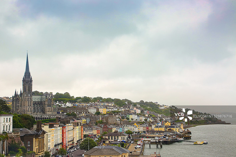爱尔兰科布港和小镇的景色。五颜六色的建筑排列在山坡上。城镇上方有一座面向大海的大教堂。沿着海滨散步。软木塞港。图片素材