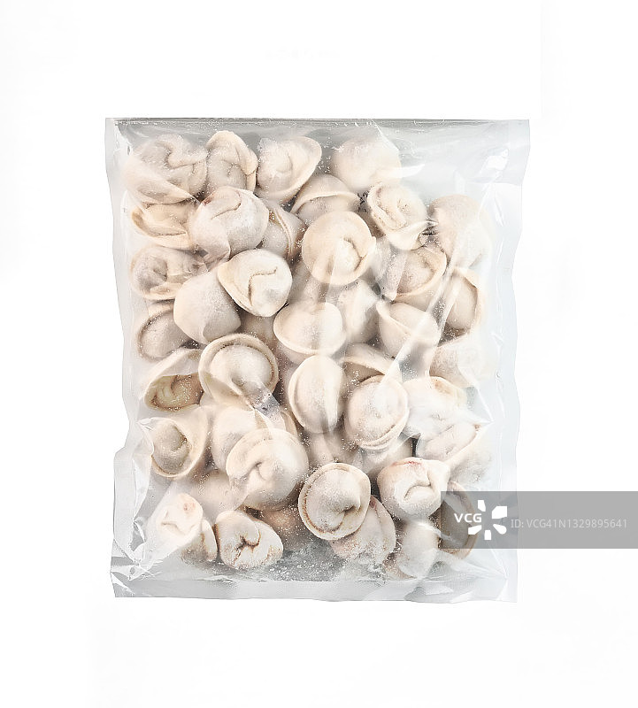 食物摄影的冷冻生俄罗斯pelmeni(饺子)俯视图在一个袋子(包装)从回收塑料白色背景孤立的特写与剪辑路径图片素材