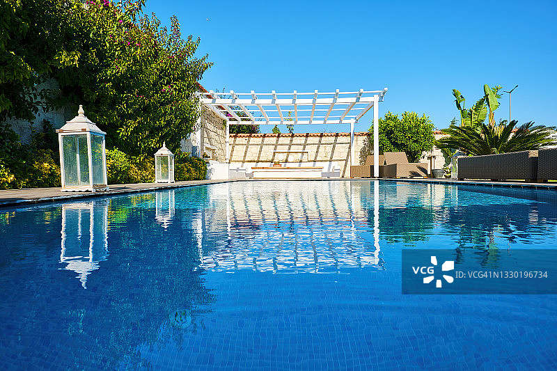 爱琴海或地中海别墅住宅的游泳池和露台。图片素材