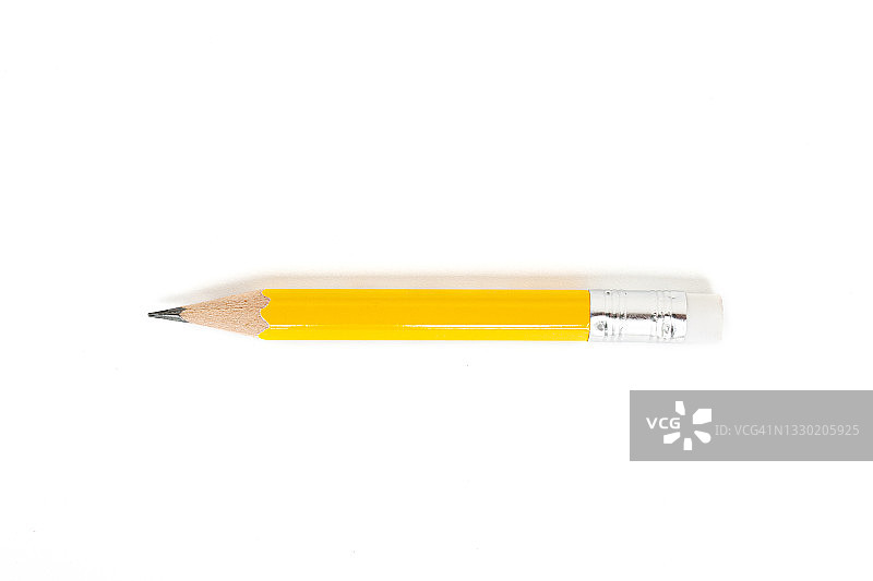 俯视图与锋利的黄色铅笔与橡皮擦在白纸上。图片素材