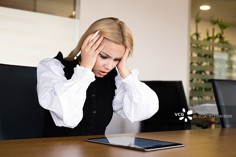 沮丧和紧张的商业女性使用数字平板电脑的肖像图片素材