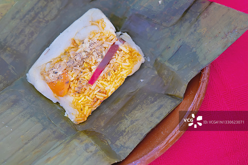 玉米和猪肉玉米粉蒸肉(剥掉香蕉叶，典型的哥斯达黎加食物)图片素材