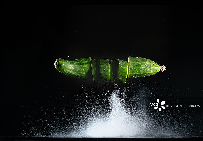 切黄瓜在空中飞行捕捉与高速同步。“n图片素材