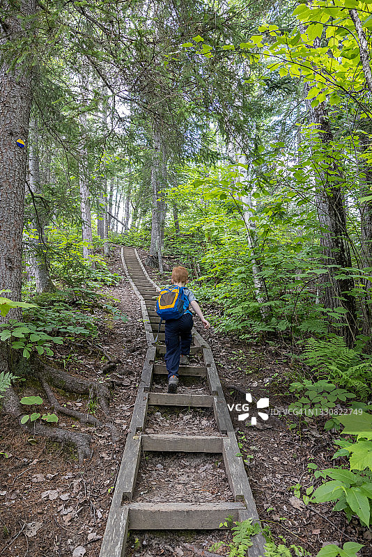 夏天，小男孩在加拿大魁北克毛里西国家公园远足图片素材