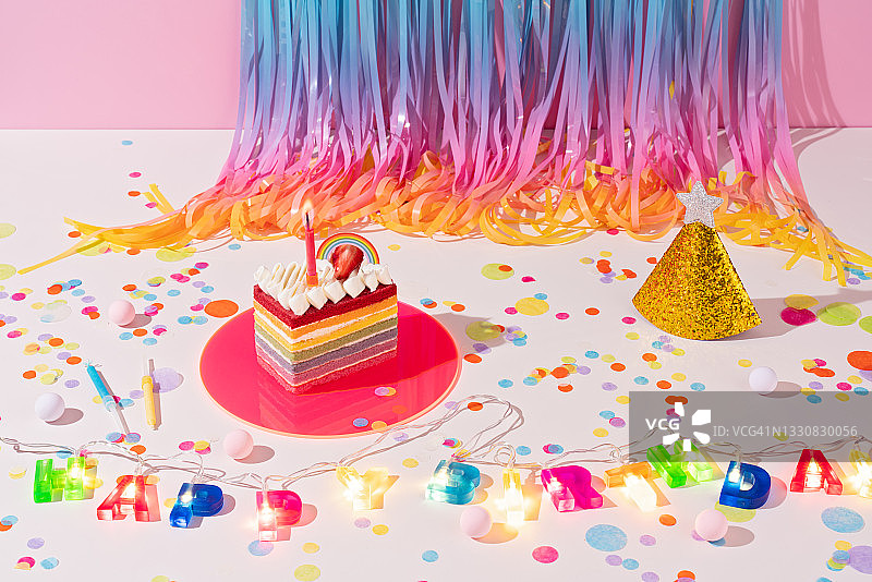 彩虹蛋糕和金箔的生日派对装饰创意图片素材