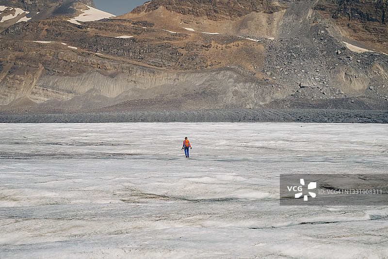 一个孤独的登山者穿过阿尔伯塔省贾斯珀附近的阿萨巴斯卡冰川图片素材