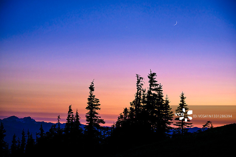 新月和金星在日落后在梗阻点，奥林匹克国家公园，华盛顿州图片素材