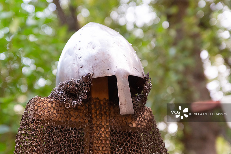 中世纪战士锻造的头盔和锁子甲都生锈了图片素材