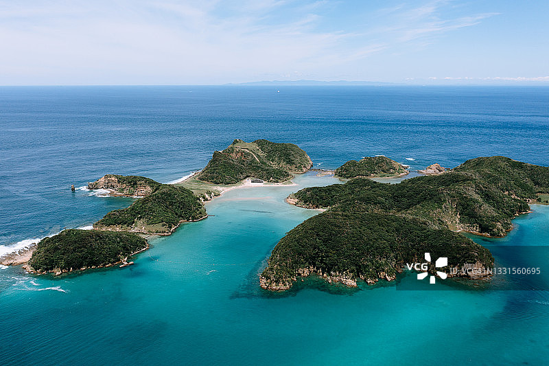 鸟瞰图与蓝色的海水遥远的岛屿，伊奇岛，日本图片素材