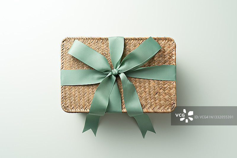 绿色丝带包装的环保稻草礼盒图片素材