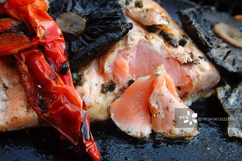 在户外烤架上烹饪鲑鱼辣椒蘑菇图片素材