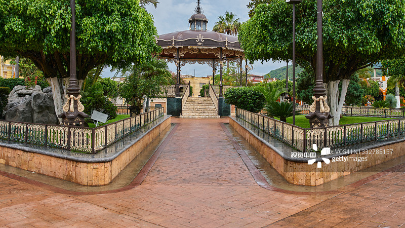 哈利斯科州Union de Tula的主要花园广场，中央有一个亭子，背景是一座教堂图片素材