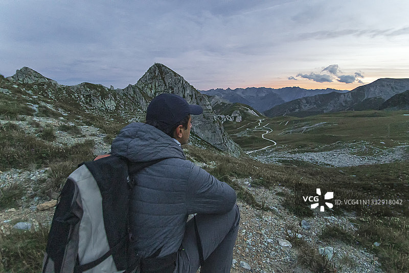 在自然黄昏放松与阿尔卑斯山的背景图片素材