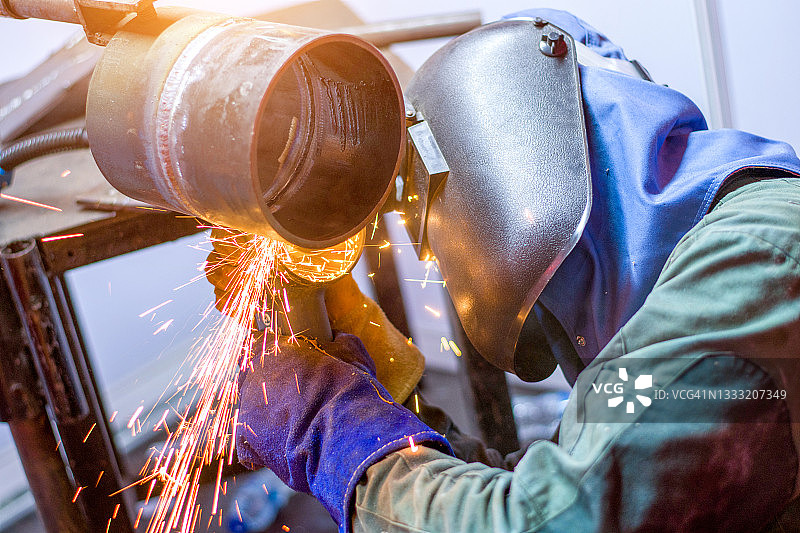 产业工人在工厂焊接钢结构图片素材