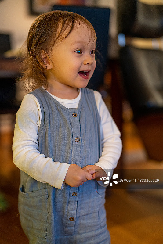 挪威维斯兰的一个快乐的女婴图片素材