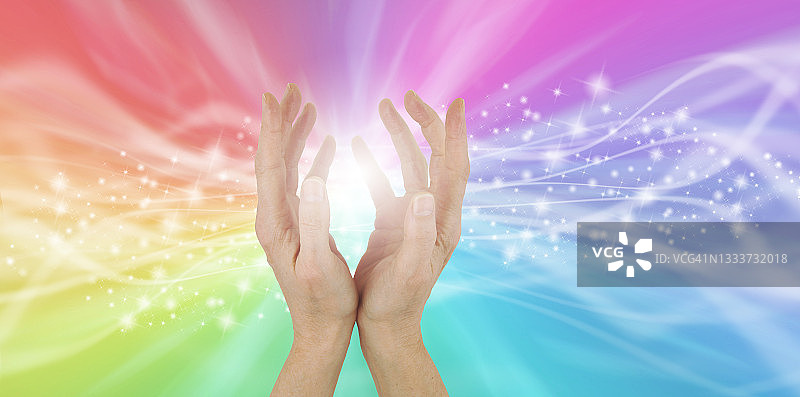 疗愈之手和彩虹能量场图片素材