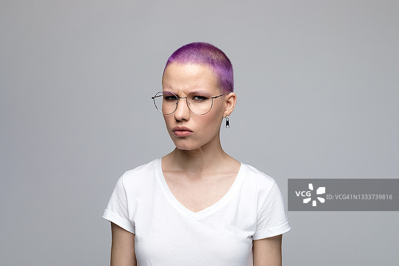 一个不高兴的紫色短发的年轻女人图片素材