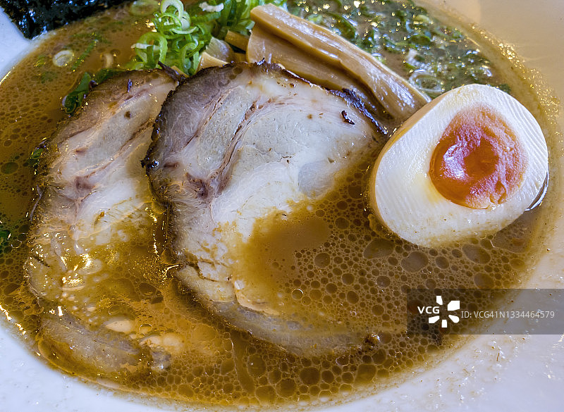 日本拉面，上面覆盖着香味的味噌(发酵的大豆)汤图片素材