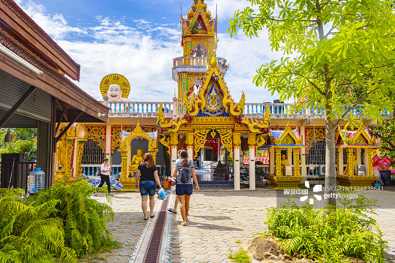 泰国苏拉特他尼岛苏梅岛的Wat Plai Laem寺庙里五颜六色的建筑、建筑和雕像图片素材