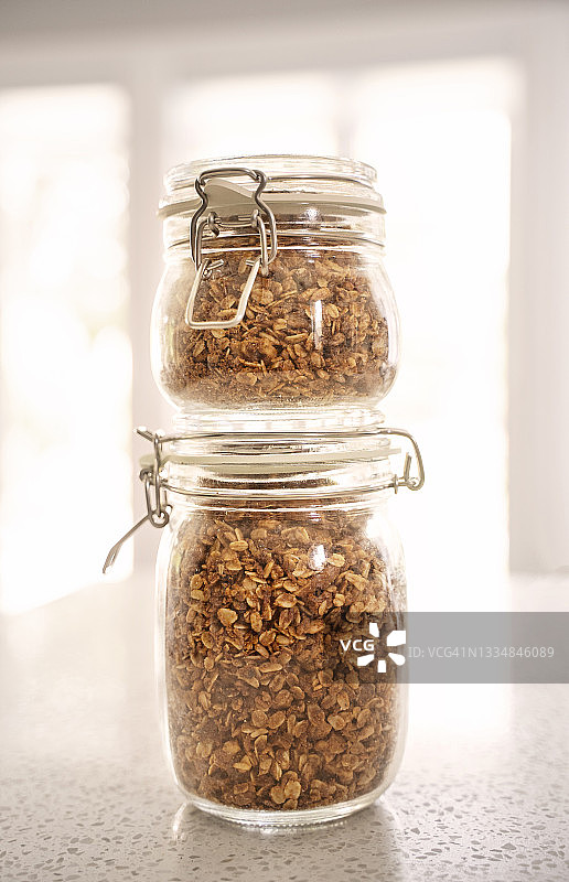 玻璃罐里的格兰诺拉麦片放在厨房台面上图片素材