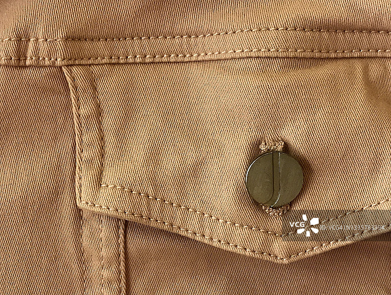 全框浅棕色牛仔布面料的胸袋和纽扣细节图片素材