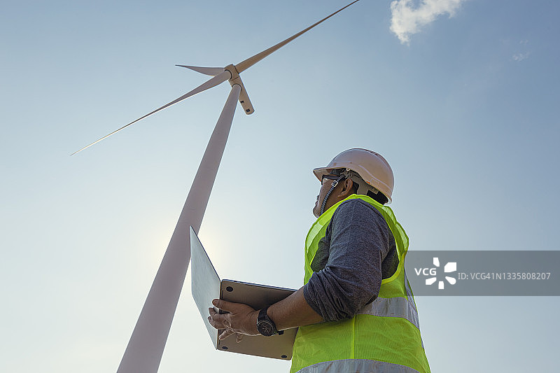 在风力涡轮机领域工作的工程师，为可再生能源、清洁能源或环境保护概念发电。图片素材