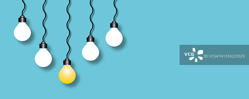 蓝色背景上的一组灯泡，想法，灵感，商业领导的概念或成功的目标。图片素材
