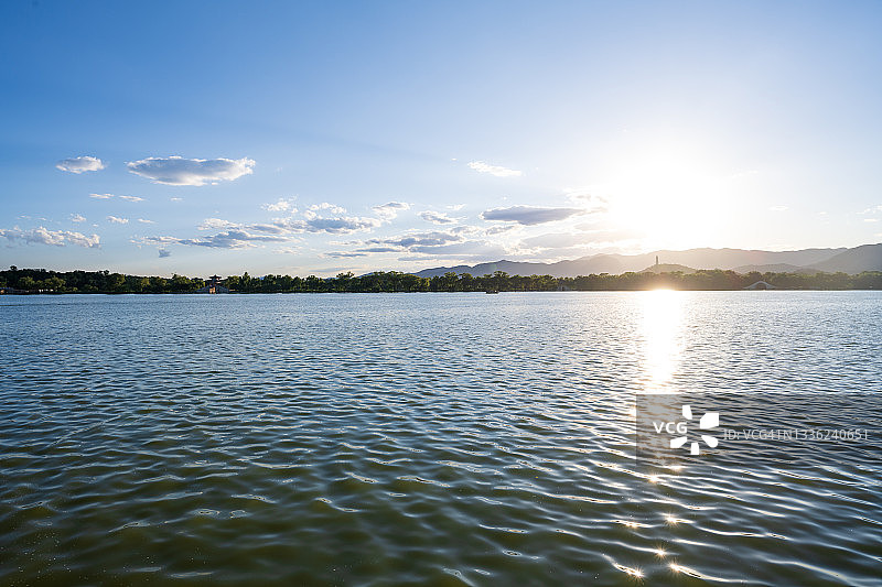 明亮的日落和湖的背景图片素材