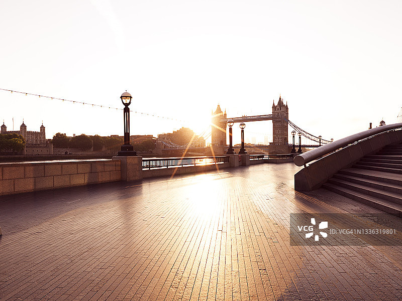 伦敦塔桥和泰晤士河岸边的日出图片素材