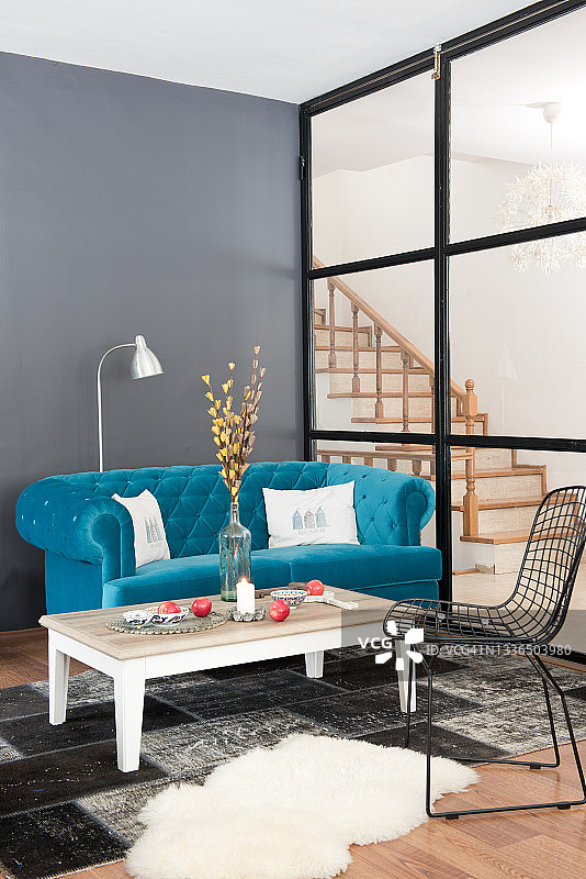 现代家庭室内客厅与窗座枕头图片素材