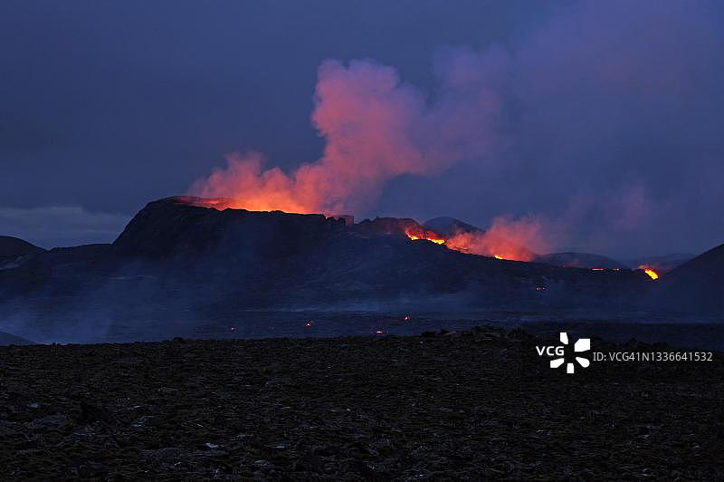 熔岩从冰岛大西洋中脊的法格拉达斯夫加尔火山流出图片素材