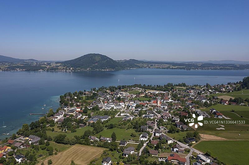 无人机拍摄，视野到高尔夫俱乐部Weyregg, Weyregg am Attersee, Salzkammergut，奥地利，上奥地利图片素材