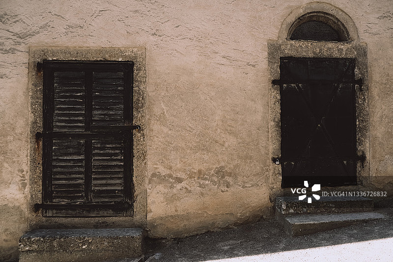 古色古香的水泥墙，木门带窗。图片素材