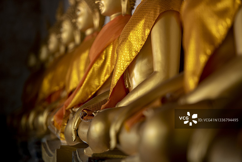 泰国大城府普泰泽寺的佛像。泰国的金佛排。图片素材