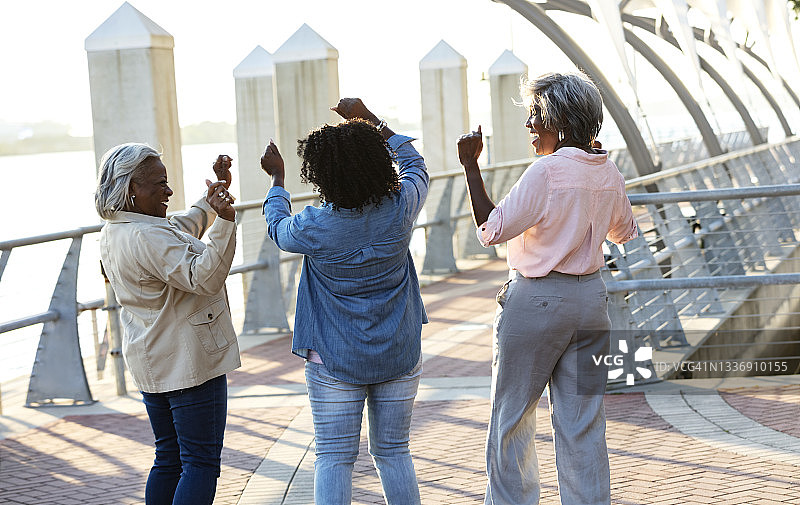 非裔美国老年妇女在城市海滨跳舞图片素材