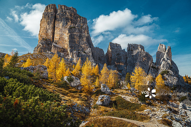 五托里悬崖和秋天的风景与五颜六色的落叶松，白云石图片素材