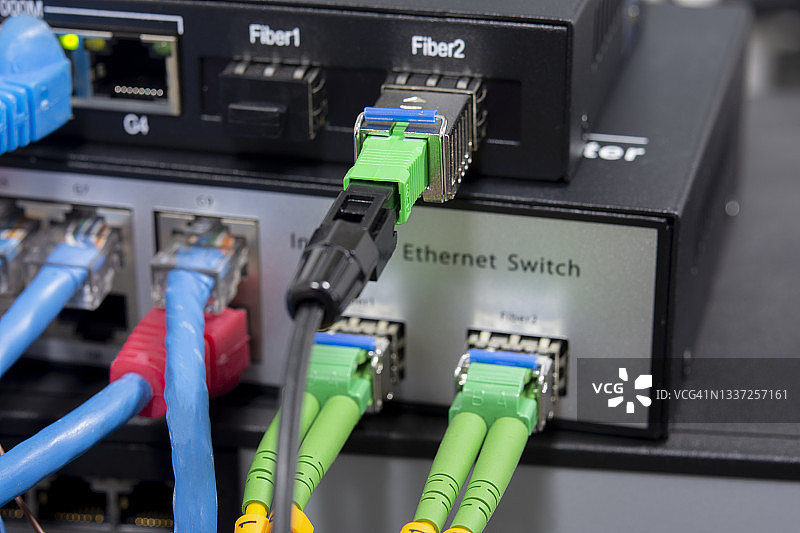 光纤电缆和UTP网络电缆库存照片。光纤通信分配点。图片素材